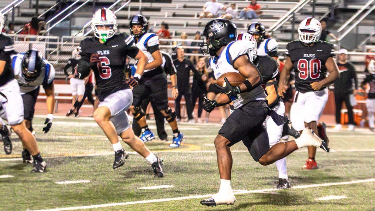 Mansfield Summit running back Adarion Nettles runs around left end against Burleson in a District 3-5A Division 2 game on Friday, September 19, 2025 at Burleson ISD Stadium in Burleson, Texas.