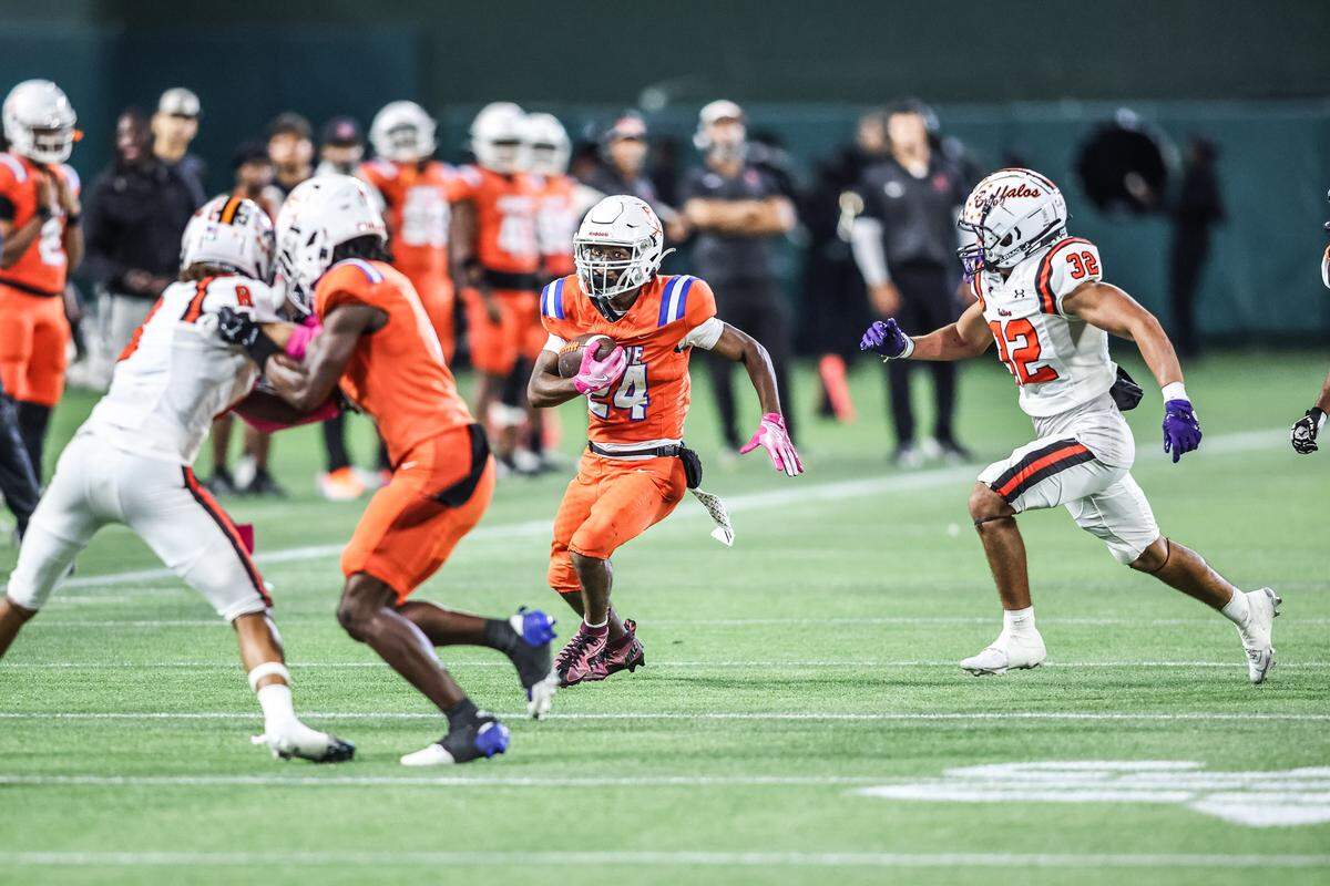 Arlington Bowie running back Jaden Harper (24) runs the ball against Haltom on Thursday, Oct. 23, 2025, at Choctaw Stadium in Arlington.