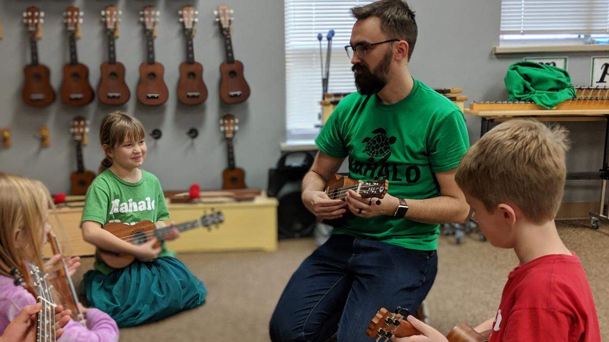 Keller Eagle Ridge Elementary music teacher Stephen Baker helps students during a class. The Keller school district has been honored for the sixth consecutive yeaas one of the nation’s “Best Communities for Music.”