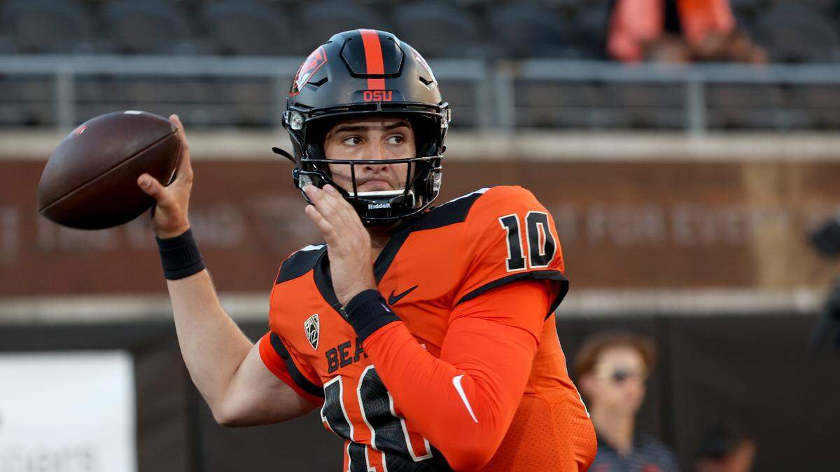 Quarterback Chance Nolan (10) is transferring from Oregon State to TCU.