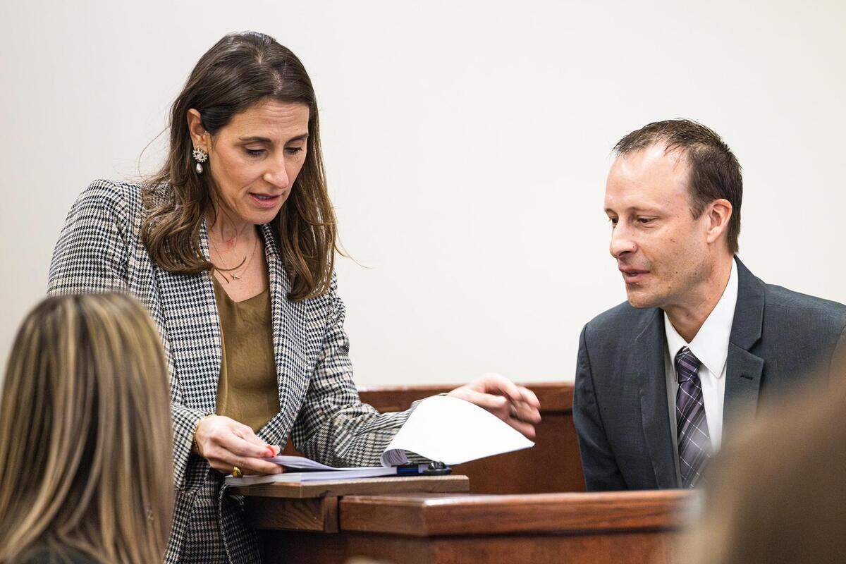 Tarrant County Assistant District Attorney Allenna Bangs, left, speaks with Tarrant County Medical Examiner’s Office chief toxicologist Robert Johnson on the witness stand for Maurice Smith’s capital murder trial in the Criminal District Court No. 4 at the Tim Curry Criminal Justice Center in Fort Worth on Thursday, Feb. 29, 2024.
