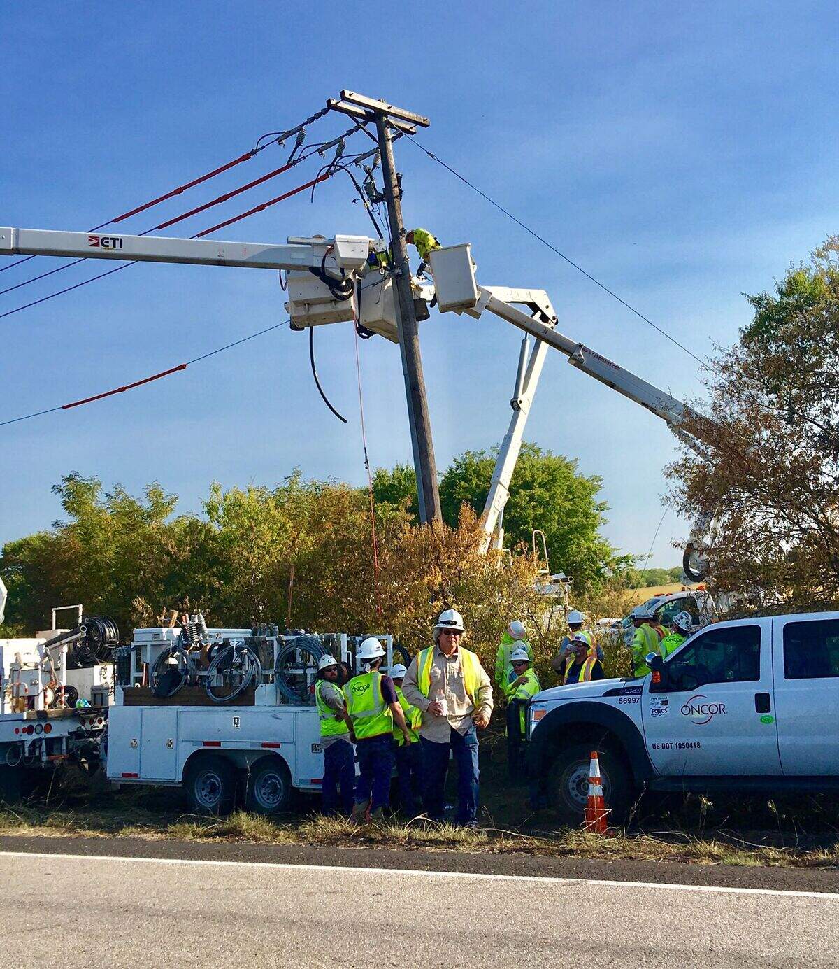 Oncor Electric reported that as of 5 p.m. Sunday, 12 power outages were affecting 1,982 customers in Fort Worth; 29 outages were affecting 376 customers in Arlington; and 30 outages were affecting 382 customers in Dallas and Plano. Workers could be seen near the I-35 and Hwy 287 N exit making repairs to power lines on Sunday afternoon around 6 p.m.