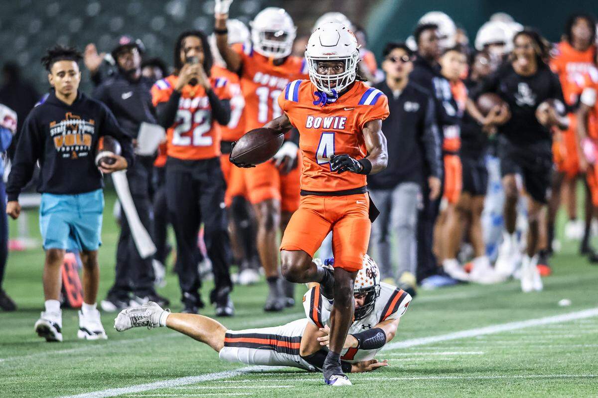 Arlington Bowie receiver Keidric Osunde-Brown (4) breaks a tackle to score on a 71-yard reception against Haltom on Thursday at Choctaw Stadium in Arlington.