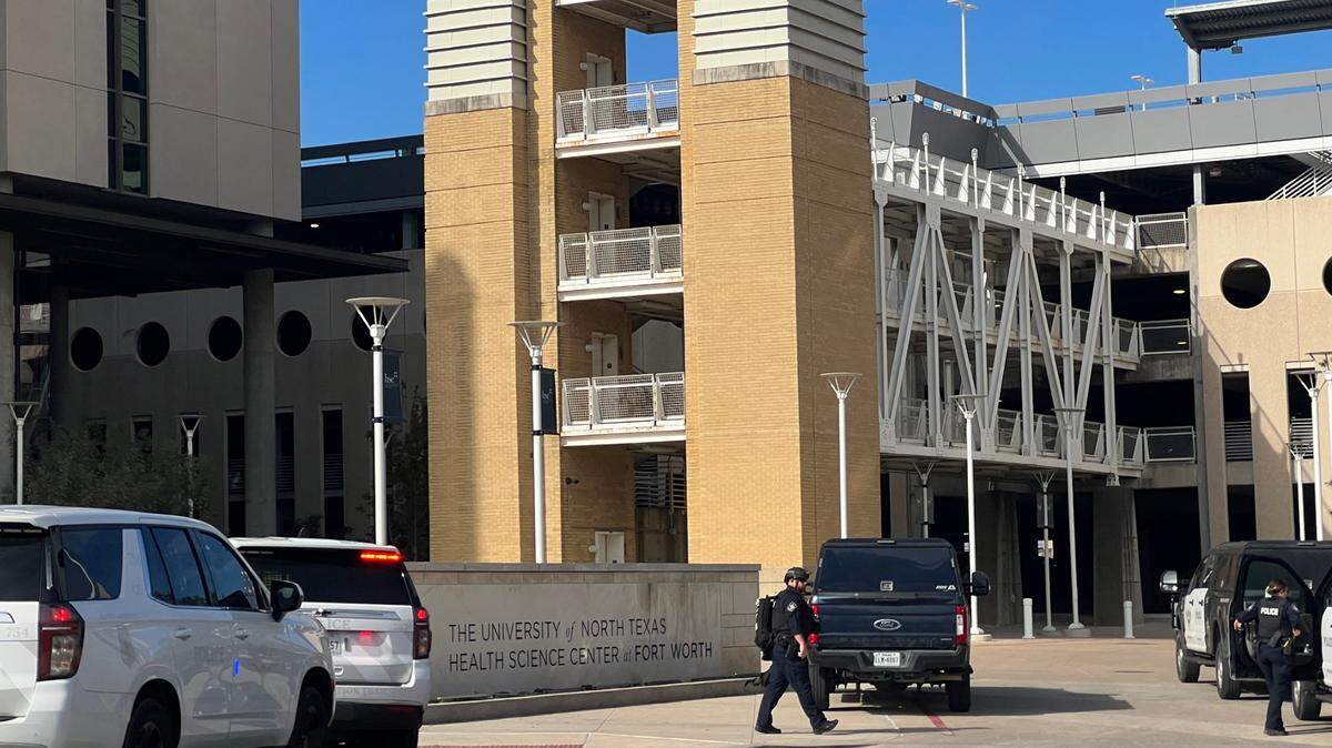 El Centro de Ciencias de la Salud de la Universidad del Norte de Texas, en Fort Worth, fue puesto en confinamiento el miércoles por la tarde debido a un "potencial de violencia", dijeron las autoridades en Twitter. Resultó que una persona que llamó confundió un equipo de cámara con un arma.
