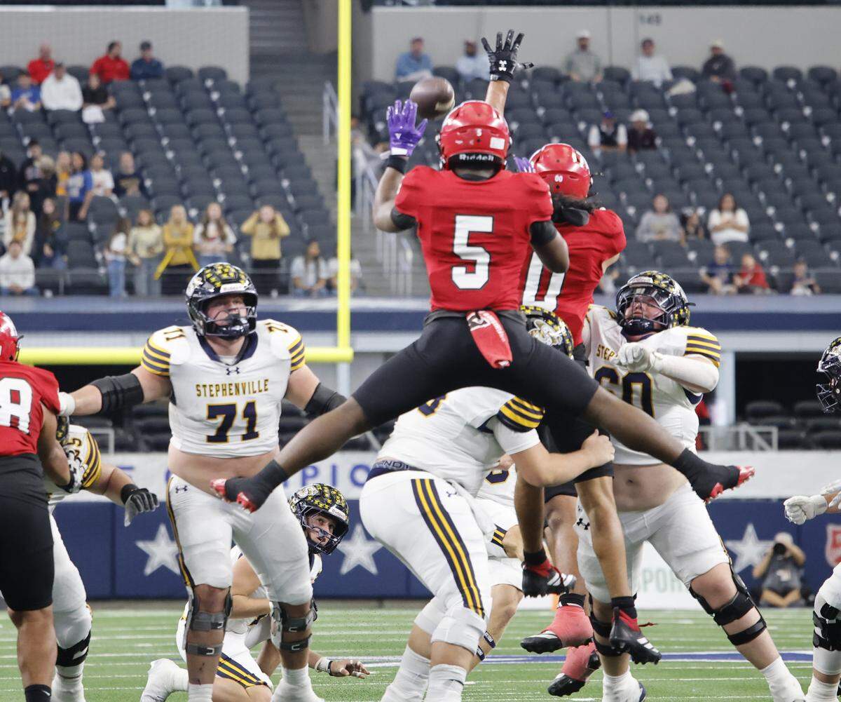 Kilgore linebacker Isaiah Watters (5) and defensive lineman Bi'syn Williams (0) almost block a Stephenville field goal attempt that went wide right during the first half of the UIL Class 4A Division I championship game on Friday Dec. 19, 2025 at AT&T Stadium in Arlington, Texas.