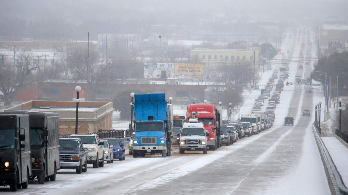 Feb. 6, 2014: Traffic backs up on North Main Street as snow falls in Fort Worth.