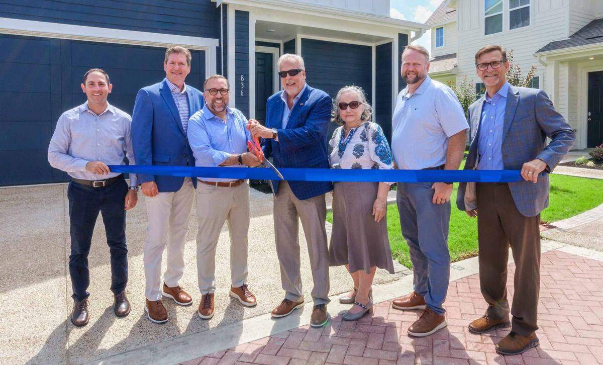 Arlington Mayor Jim Ross, center, joins Arlington City Council Member Rebecca Boxall and representatives from Tricon Residential, HHS Residential and Johnson Development at the Tricon Viridian ribbon cutting in Arlington on June 15, 2025.