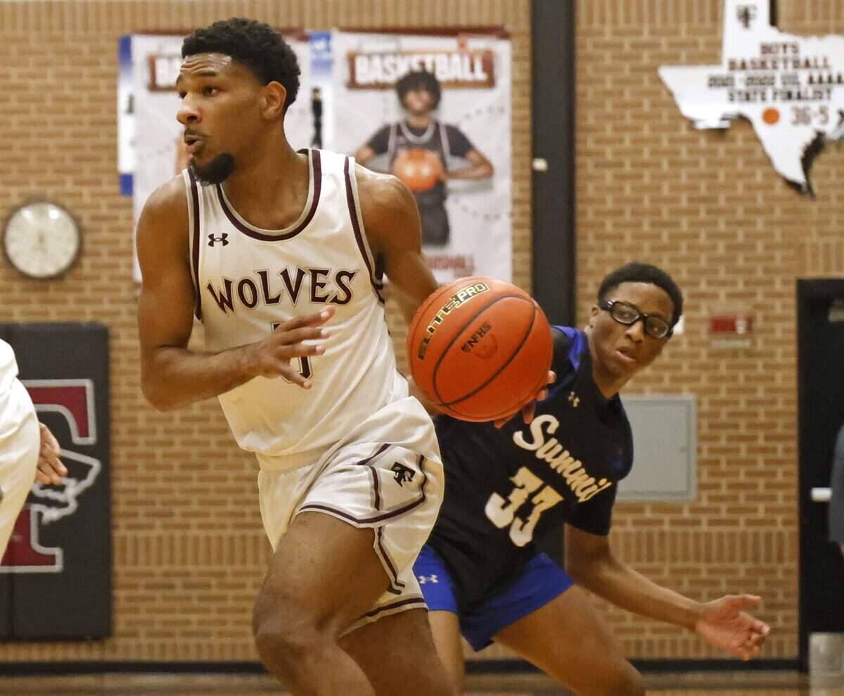 Mansfield Timberview guard Jason Washington (5) passes Mansfield Summit guard Javon Ross (33) during the first half of a UIL boys basketball game at Mansfield Timberview High School in Arlington, Texas, Tuesday Feb. 10, 2026.