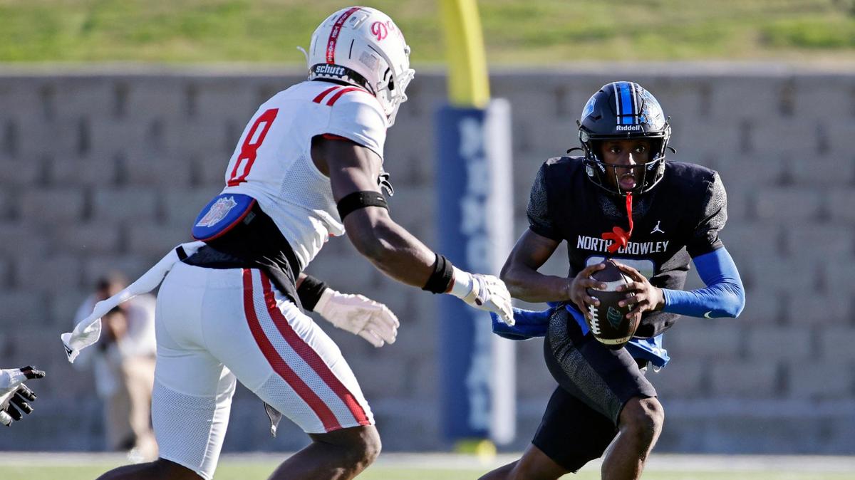 North Crowley quarterback Chris Jimerson (12) is a nominee for the 2023-2024 Fort Worth-area athlete of the year.