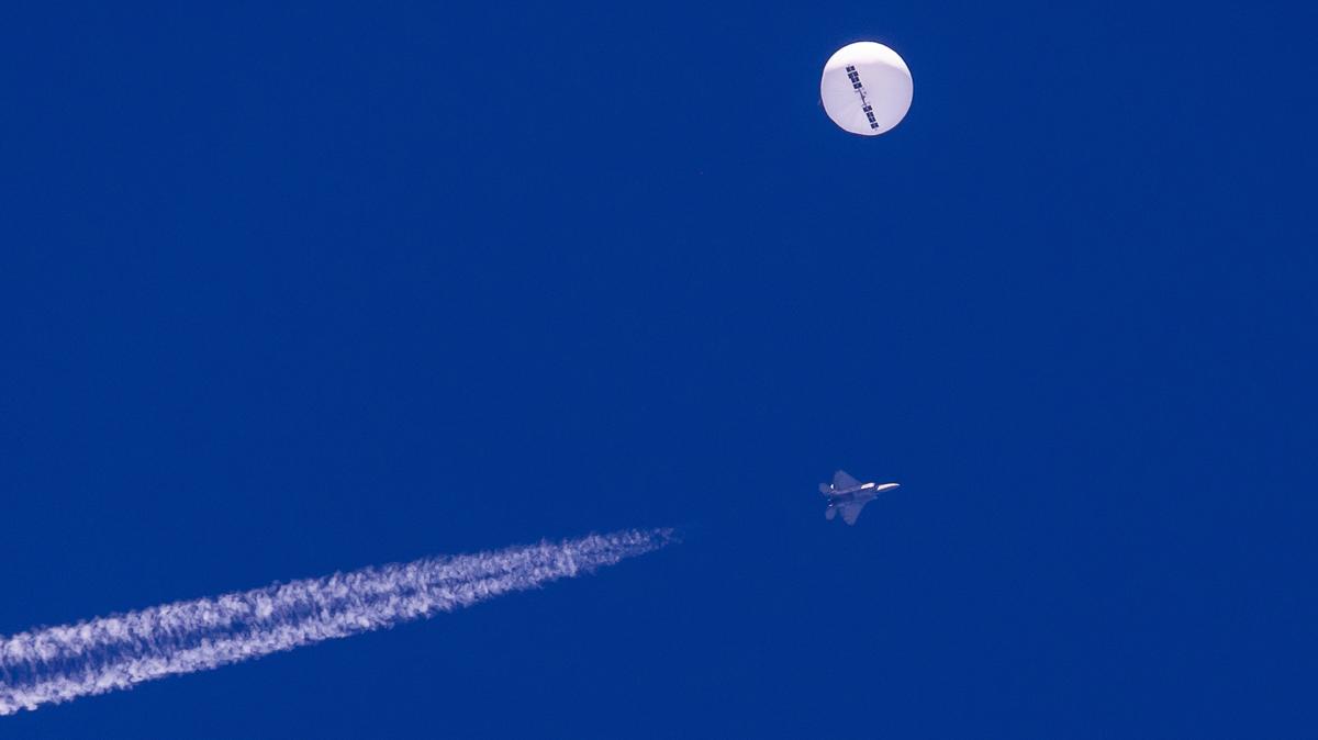 EN ESTA foto proporcionada por Chad Fish, un gran globo se desplaza sobre el Océano Atlántico, frente a la costa de Carolina del Sur, el sábado 4 de febrero de 2023.  (Chad Fish vía AP).