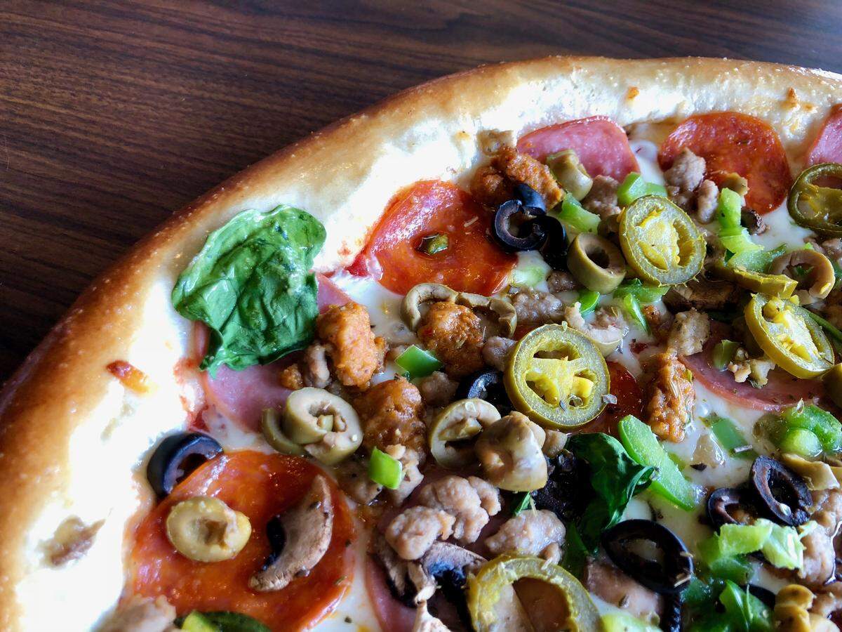 A Mama's special with spinach; note the rolled, garlic-buttered crust.