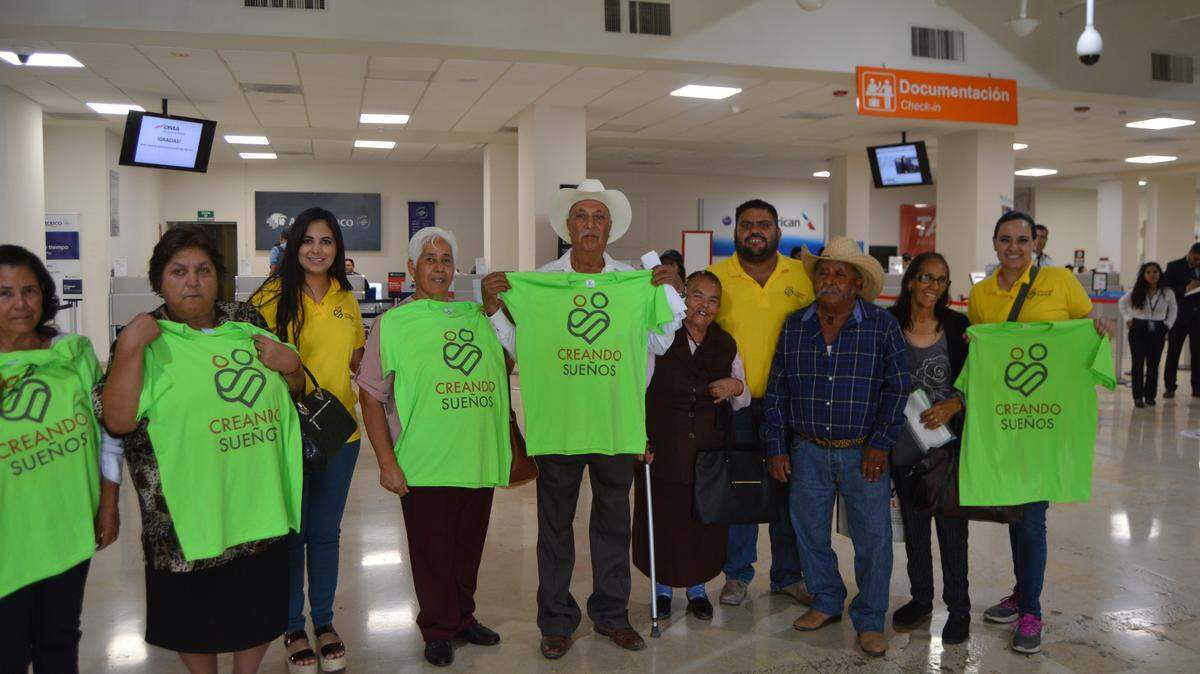 Un grupo de personas que participan en el programa Creando Sueños se encuentran en Durango, listos para salir a Los Ángeles, California.