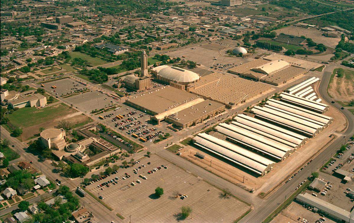 April 1, 1990: Aerial of the Will Rogers complex showing Exhibit Hall and Equestrian Center, looking northeast. Along the top of the image is Camp Bowie Boulevard, the Kimbell Art Museum and West Seventh Street, long before redevelopment transformed the Cultural District.