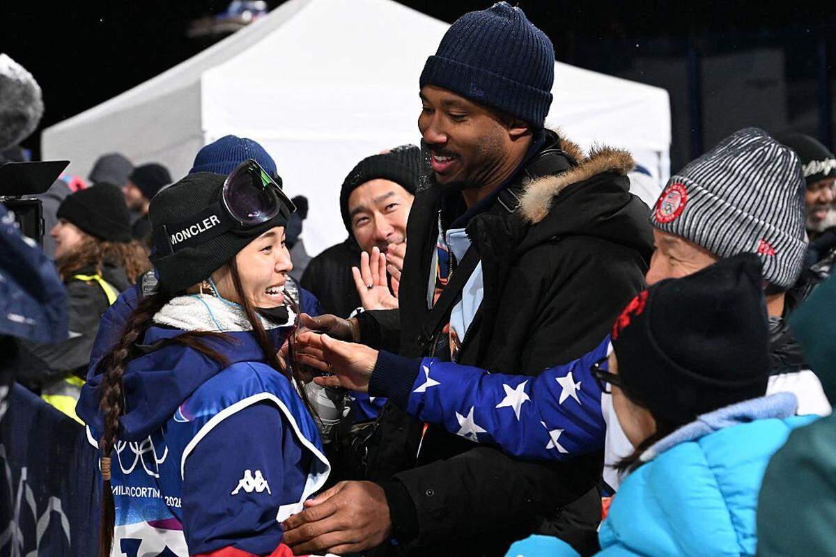USA's Chloe Kim and Cleveland Browns defensive end Myles Garrett react in the snowboard women's halfpipe final run 2 during the Milano Cortina 2026 Winter Olympic Games at Livigno Snow Park, in Livigno (Valtellina), on February 12, 2026. (Photo by Kirill KUDRYAVTSEV / AFP via Getty Images)