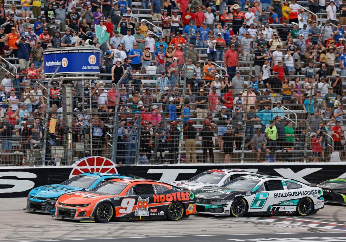 The final re-start of the Auto Trader Echo Park 400 at Texas Motor Speedway in Fort Worth, Texas, April 14, 2024. Kyle Larson won stage 1. (Special to the Star-Telegram/Bob Booth)