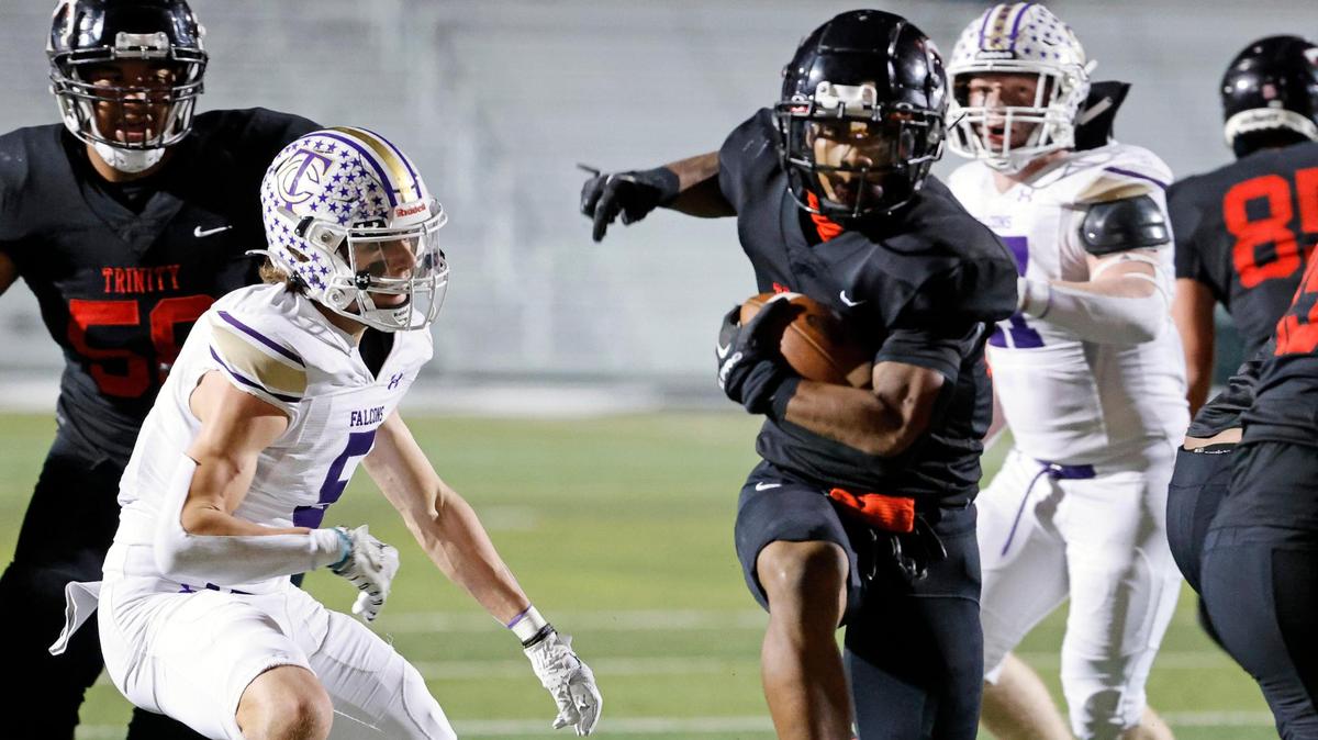 Trinity running back Josh Bell (20) takes it in for six in the first half of a UIL Class 6A Division 1 bi-district playoff football game at Pennington Field in Bedford, Texas, Friday, Nov. 10, 2023. Trinity led 28-21 at the half. (Special to the Star-Telegram Bob Booth)