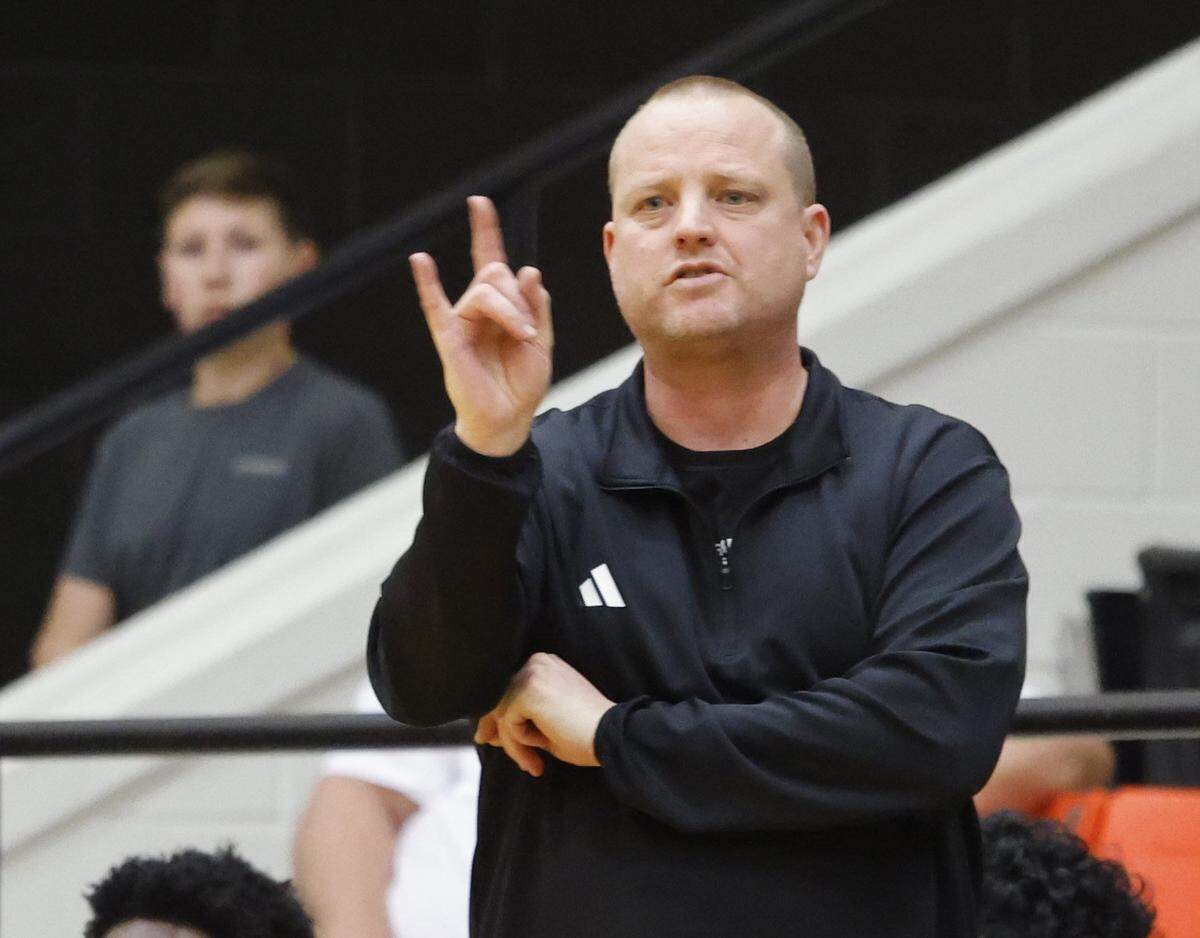 Brewer head coach Jason Porostovsky calls a play against Aledo during the second half of a UIL boys basketball game at Aledo High School in Aledo, Texas, Friday Feb. 13, 2026.