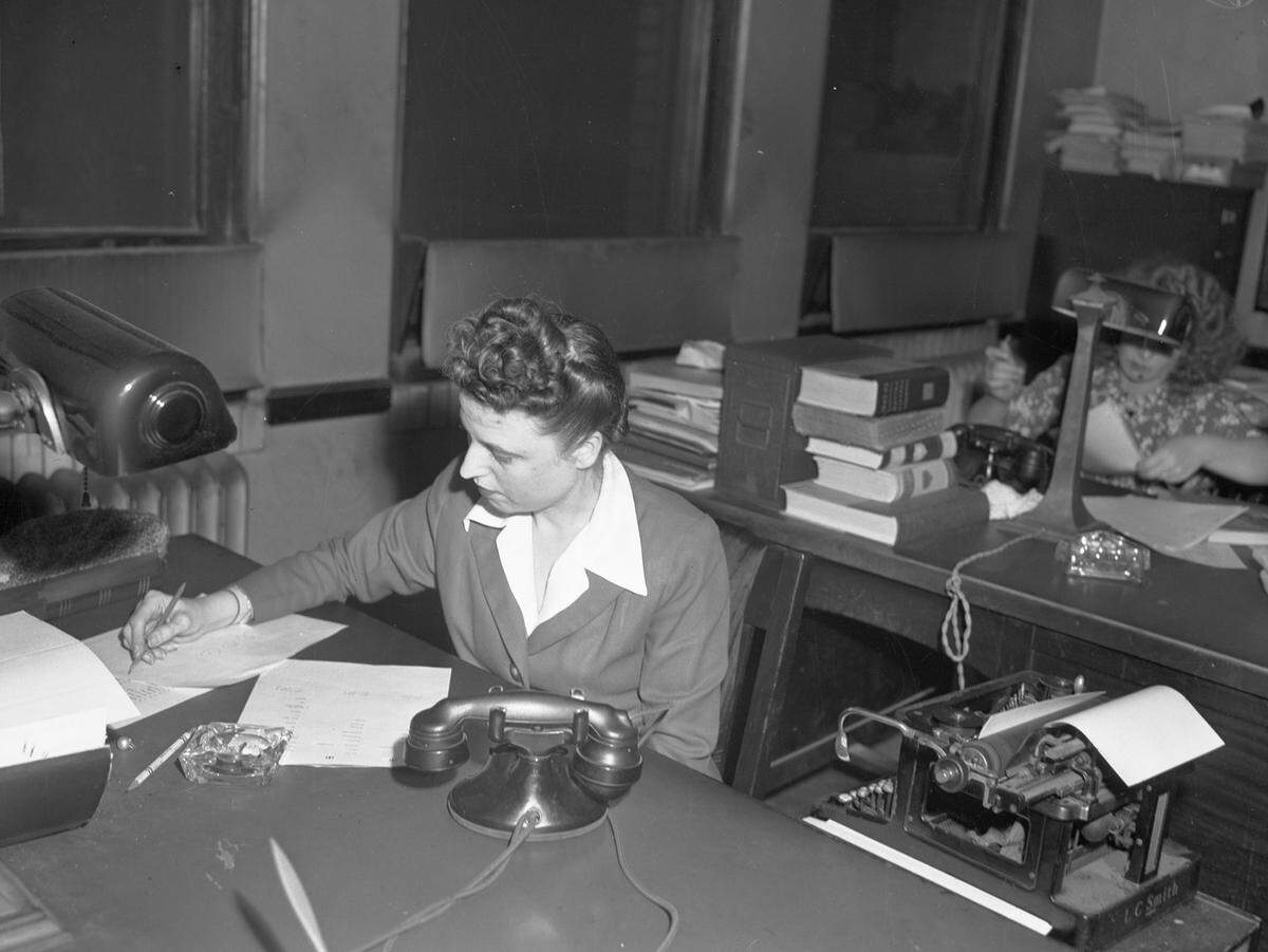 1944: Velma Marlin at the Star-Telegram taking election returns.