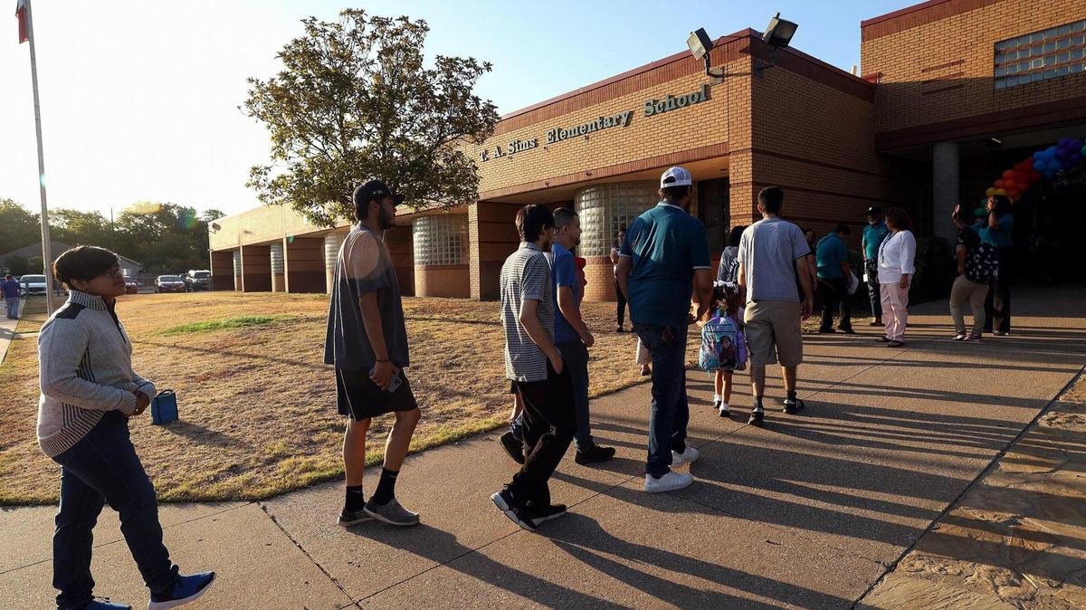Parents and children arrive at T.A. Sims Elementary School for the first day of school on Monday. Fort Worth ISD Superintendent Angélica Ramsey and Mayor Mattie Parker were present to celebrate the start of a new school year. Several schools in the district have had problems with air conditioning in the first week.
