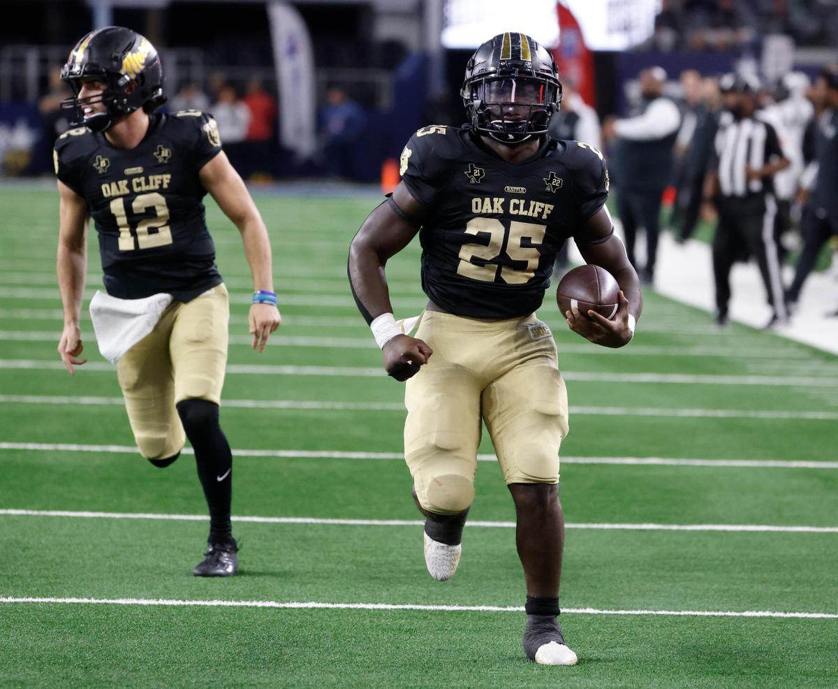 South Oak Cliff running back Damond Williams (25) followed by quarterback Carter Kopecky (12) goes in for the go-ahead touchdown that was negated by a penalty during the UIL 5A D2 State Championship football game at AT&T Stadium in Arlington, Texas, Friday, Dec. 20, 2024.