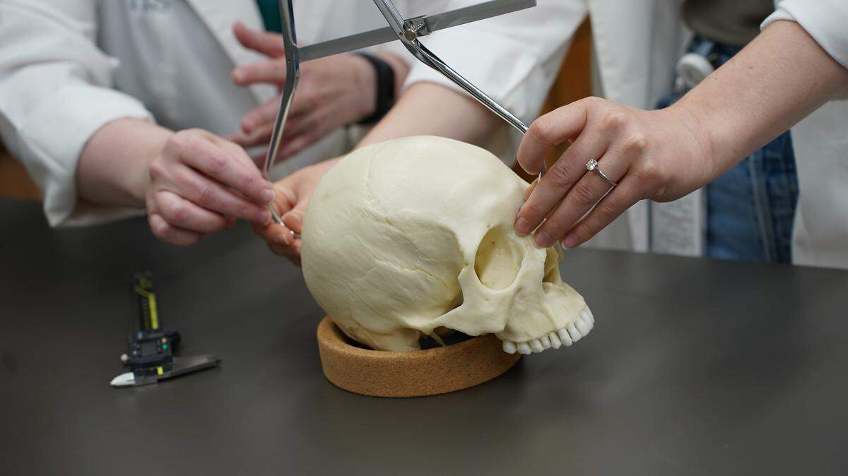 Kate Lesciotto, assistant professor at UNT Health’s College of Biomedical and Translational Sciences, works with a colleague in her lab. Lesciotto is a primary investigator on a new project that will use AI to help identify human remains