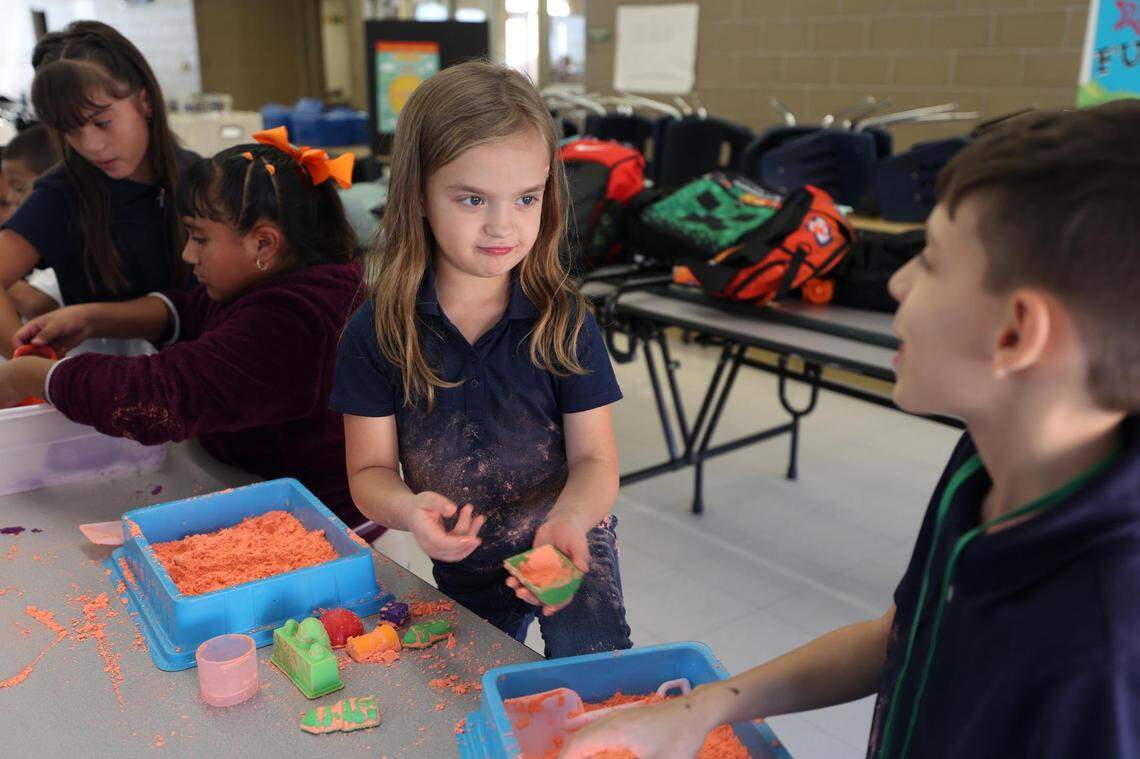 Aurora Dlib juega con la arena durante un programa extraescolar en South Hills Elementary el 12 de octubre. Clayton Youth Enrichment es una organización sin fines de lucro que ofrece programas antes y después de la escuela para los estudiantes en todo el Condado de Tarrant.