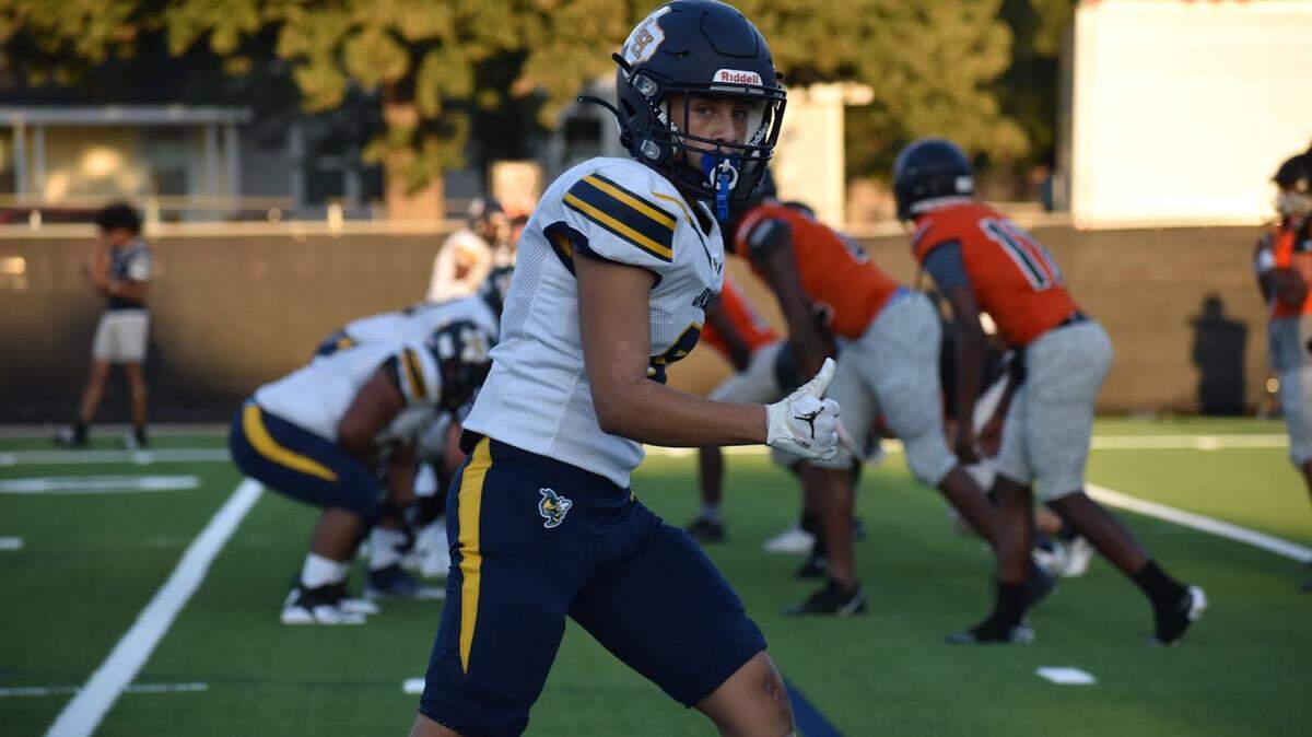 Anthony Lara during the high school football game between Fort Worth Arlington Heights and Fort Worth Poly at Handley Field in Fort Worth, Texas, Friday, Sept. 16 2022. Heights won 50-0. (Dulce Garcia/Special to the Star-Telegram)
