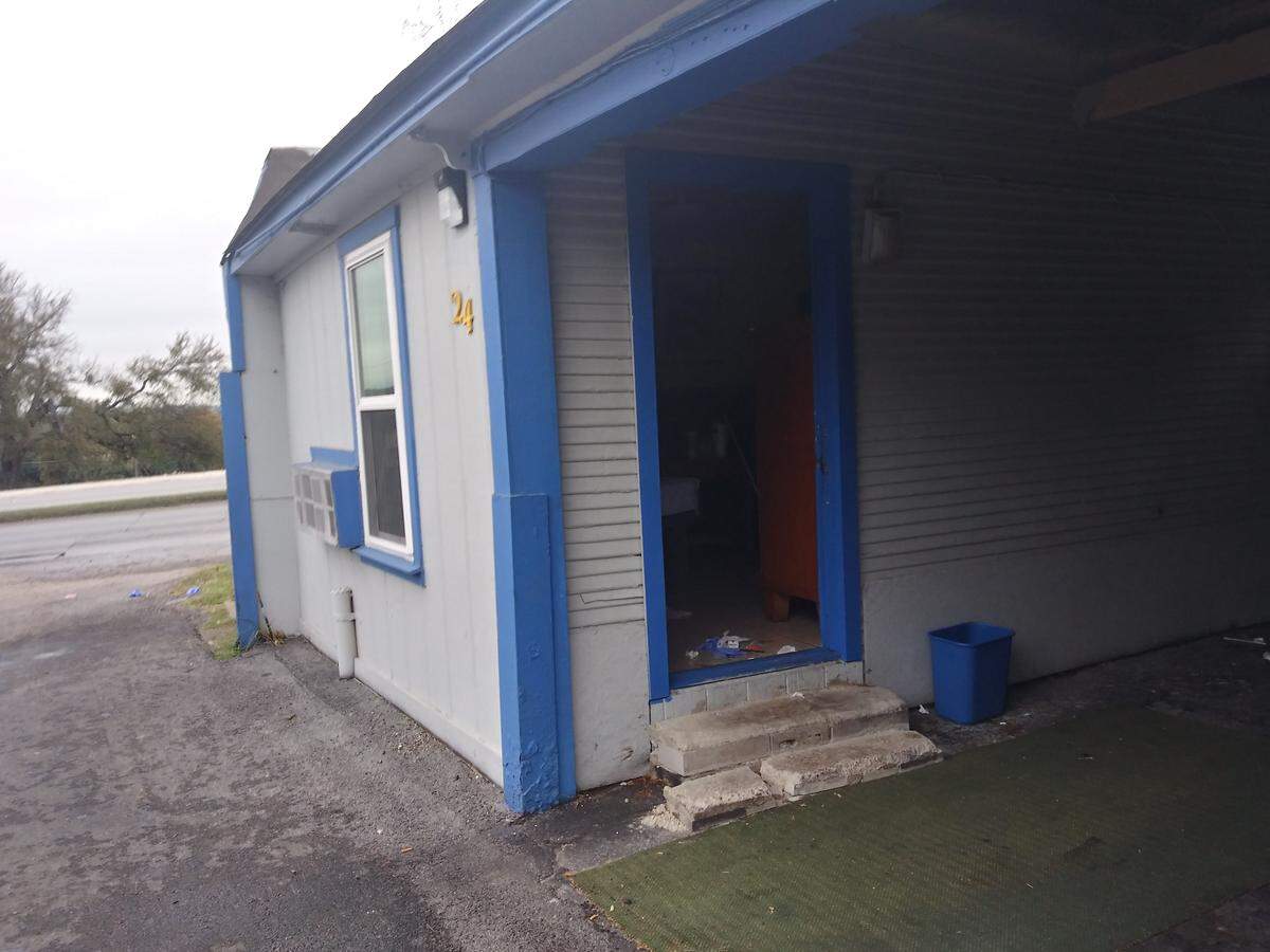 Police say armed robbers barricaded themselves within Room 24 of the Valley Motel on Jacksboro Highway late Tuesday night.