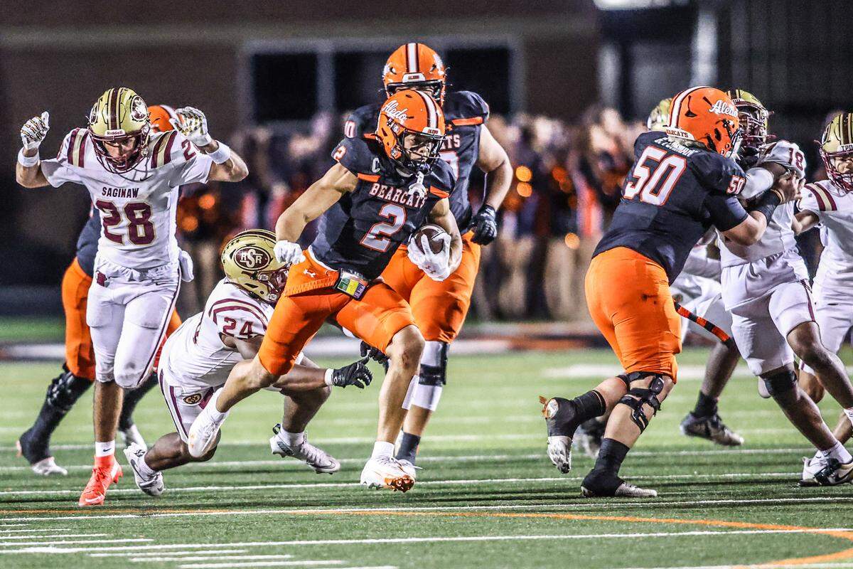 Aledo’s Kaydon Finley (2) catches a short pass against Saginaw and turns it into a touchdown just before halftime in a Class 5A Division I bi-district playoff game on Thursday, November 13, 2025 at Tim Buchanan Stadium in Aledo, Texas.