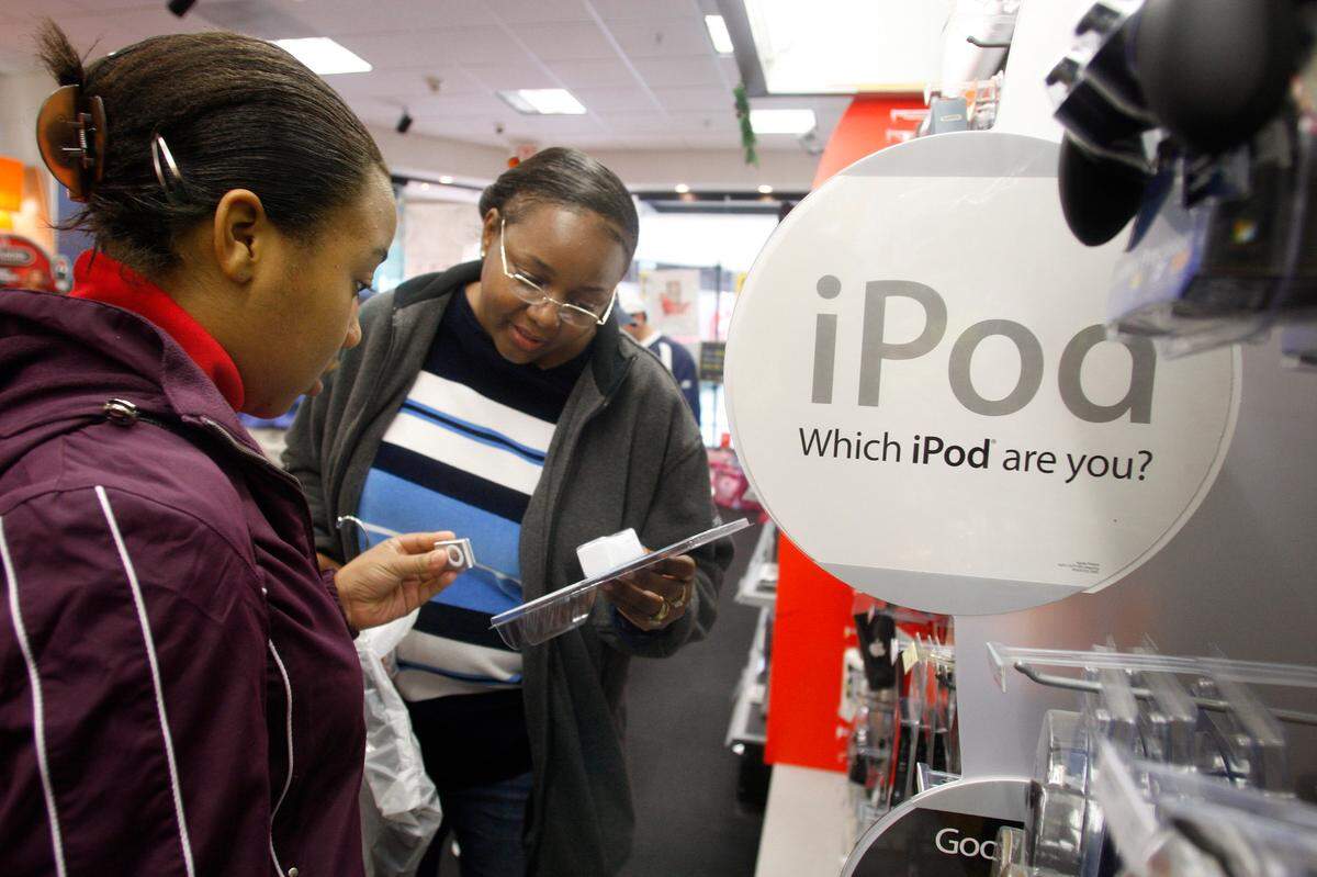 Nov. 23, 2007: Latangya Clinton, right, helps daughter Vanessa Clinton, 13, choose a set of speakers for her iPod at Radio Shack in Ridgmar Mall on Black Friday