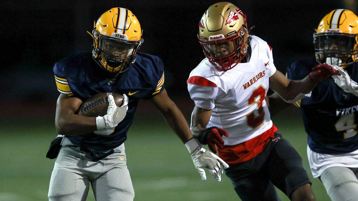 Arlington Lamar running back Laron Hulet (L) tries to get past South Grand Prairie defensive back Xavier Miranda (3) during the first half in a District 8-6A high school football game played at Cravens Field on Thursday, November 4, 2021, in Arlington. (Steve Nurenberg/Special to the Star-Telegram)