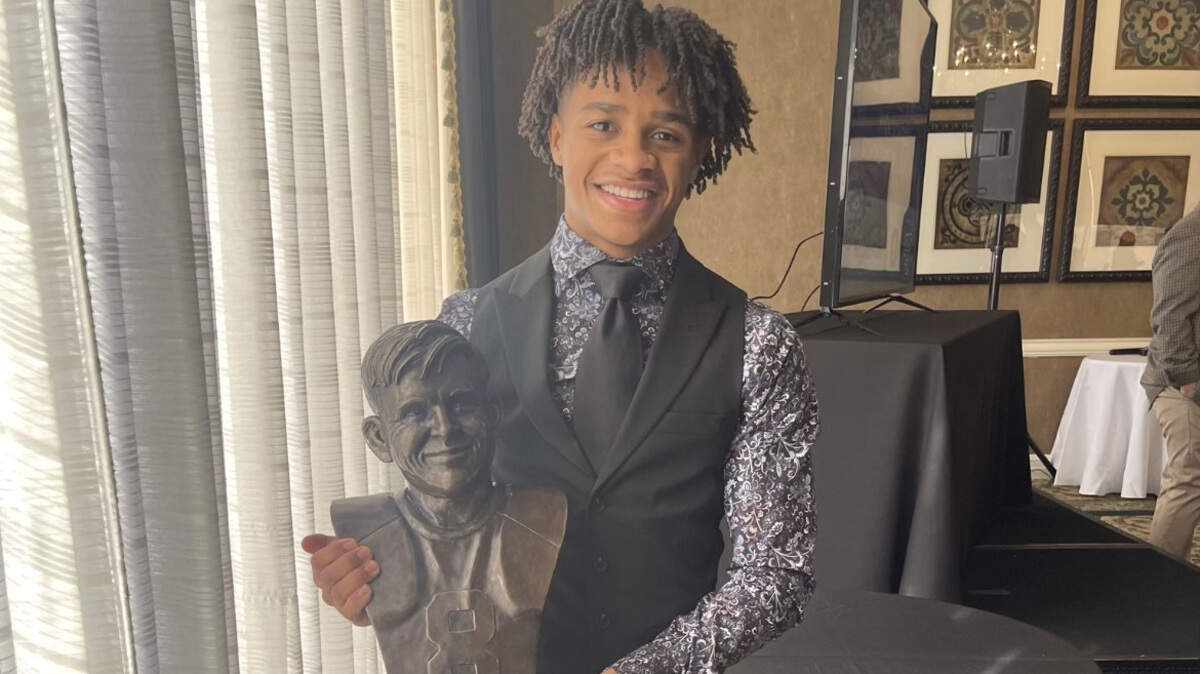 Kennedale senior Kenaj Washington receives the 36th annual Davey O’Brien High School Scholarship Award on Tuesday. Washington, an all-district running back, will also be honored at the 45th annual Davey O’Brien Awards dinner alongside Alabama quarterback Bryce Young at the Fort Worth Club on Feb. 21.