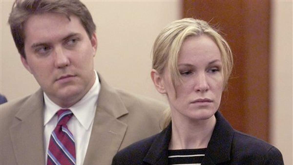 FILE - In a Wednesday, March 3, 2004 file photo, Susan Wright, right, listens along with her attorney Neal Davis, left, as the jury’s verdict of guilty is read in her murder trial in Houston. In a ruling Wednesday, Oct. 28, 2009, Texas’ highest criminal court has thrown out the 25-year prison sentence given to Wright after she was convicted of murder for stabbing her tied-up husband 193 times. Susan Wright was convicted in March 2004 of killing her 34-year-old husband, Jeffrey Wright. His body was found buried in the yard behind their Harris County home. (AP Photo /David J. Phillip, File).