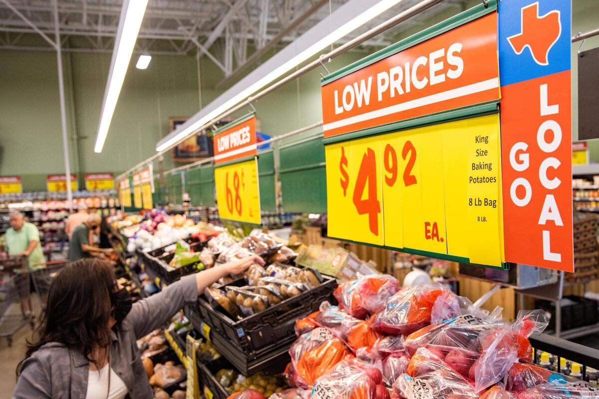 The produce section at the H-E-B in Hudson Oaks, photographed on Friday, March 26, 2021. 