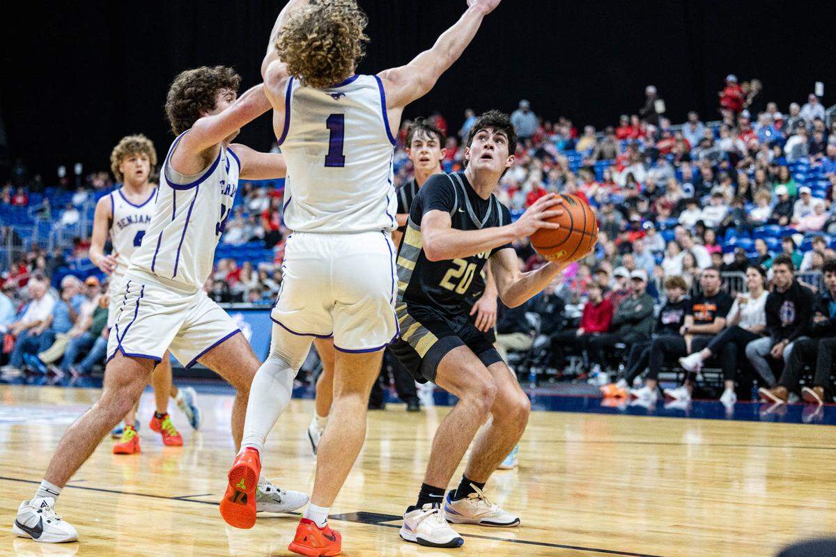 Championship Game MVP Colt Gentry (20) eyes the basket as Grayson Rigdon (1) and Tallon Hayes (34) move in for Benjamin in the Class 1A state championship game on Saturday, March 9, 2024 at the Alamodome in San Antonio, Texas. Jayton defeated Benjamin 60-53.