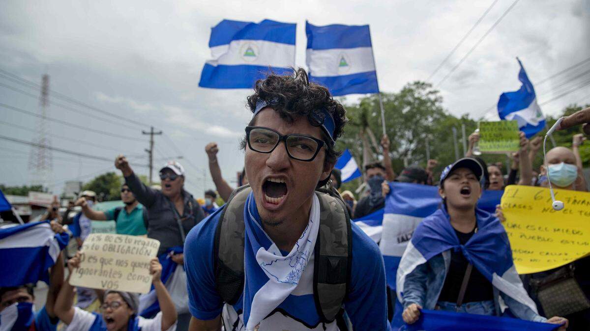 Un joven participa durante una manifestación frente a la Universidad Centroamericana (UCA) en Managua (Nicaragua) en el día numero 107 de protestas contra el gobierno de Daniel Ortega.