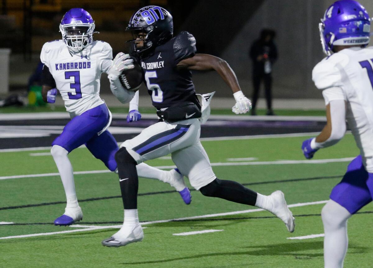 North Crowley’s Quentin Gibson splits Weatherford defenders as he races to the end zone during a UIL football game at Crowley ISD Multi Purpose Stadium on Friday , October 18, 2024.