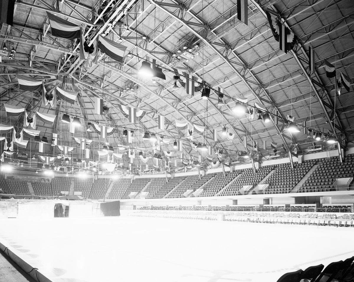 Herbert Hinkley’s unique system for joining the ribs of the Will Rogers Memorial Coliseum to the ridge monitor allowed a view unobstructed by posts, circa 1946.