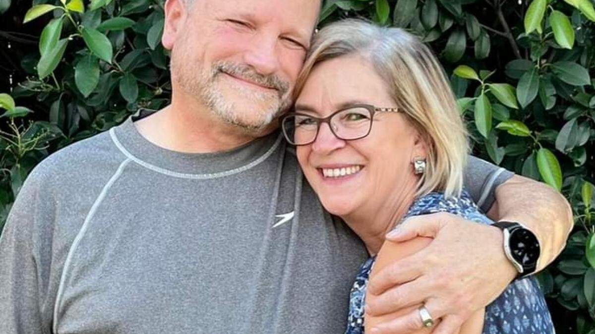 Dave y Debi Brundage hoy, cinco años después de enterarse al mismo tiempo de que los hombres que creían sus padres biológicos no lo eran.