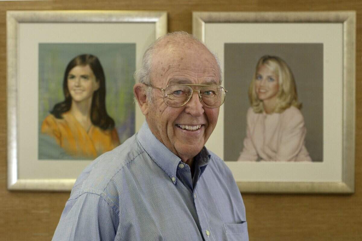 Obie Paul Leonard Jr. in his downtown Fort Worth office in 2005. Behind Leonard are his two daughters, Louise Keffler, left, and Laura Hallum.