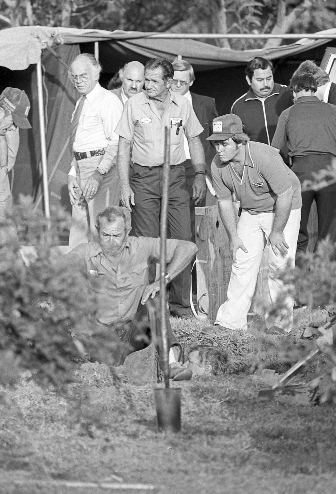 Oct. 4, 1981: Lee Harvey Oswald’s remains are exhumed at Rose Hill Memorial Park in Fort Worth.