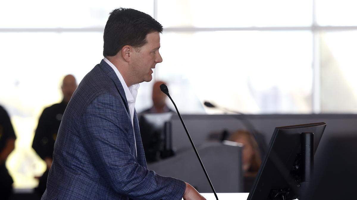 Rhett Bennett of Black Mountain speaks in support of proposed rezoning of 119 acres for development for light industrial use and a data center during a Fort Worth City Council meeting on Tuesday, Sept. 30, 2025.