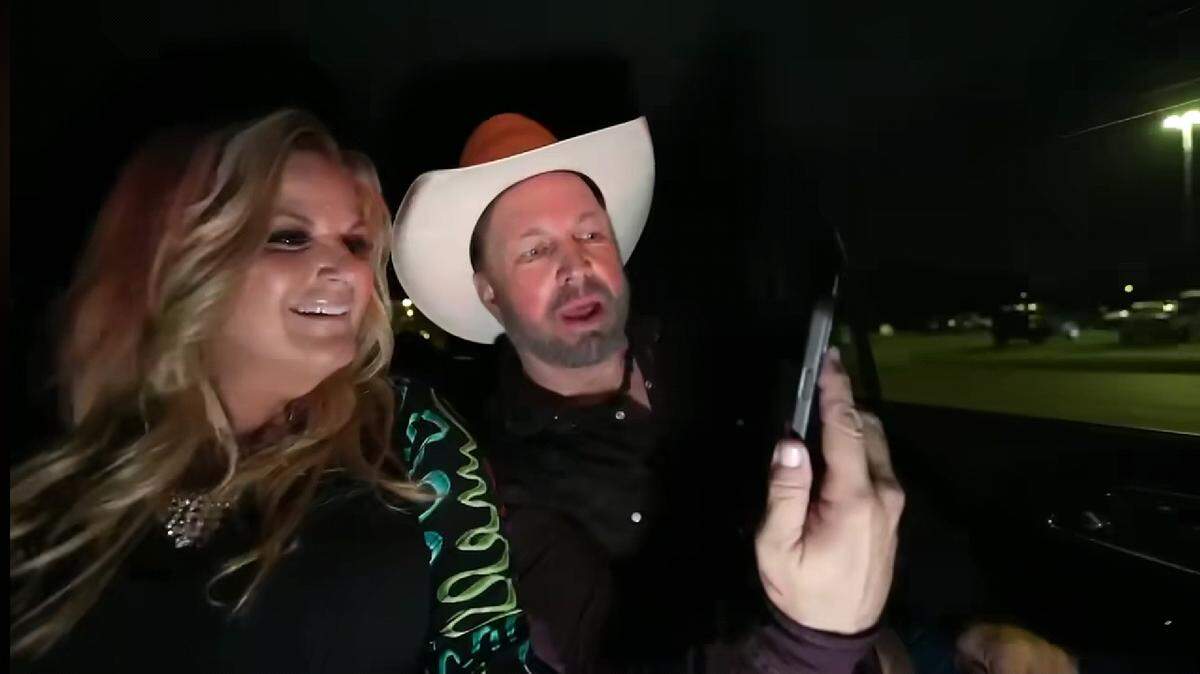 Moments after their concert at AT&T Stadium in Arlington on Saturday night, Garth Brooks and wife Trisha Yearwood texted a lucky, random fan who had entered her number in a “Text Garth” contest Brooks is testing out.