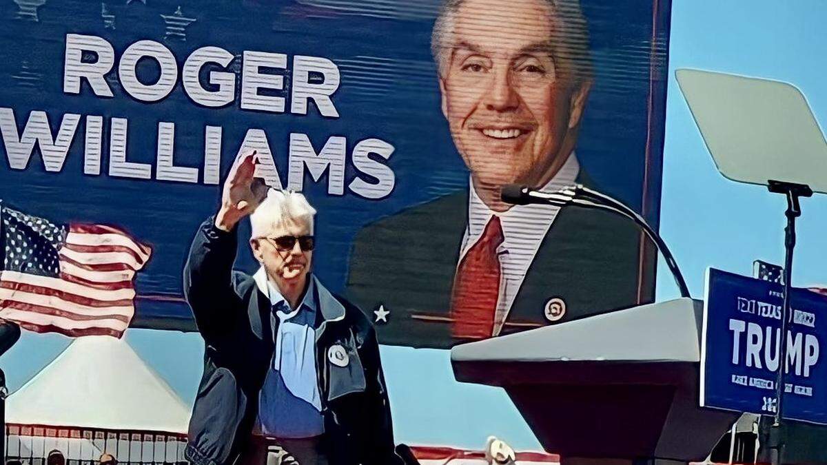 El representante federal Roger Williams se dirigió a los reunidos en el mitin de campaña de Donald Trump en Waco, el 25 de marzo de 2023.