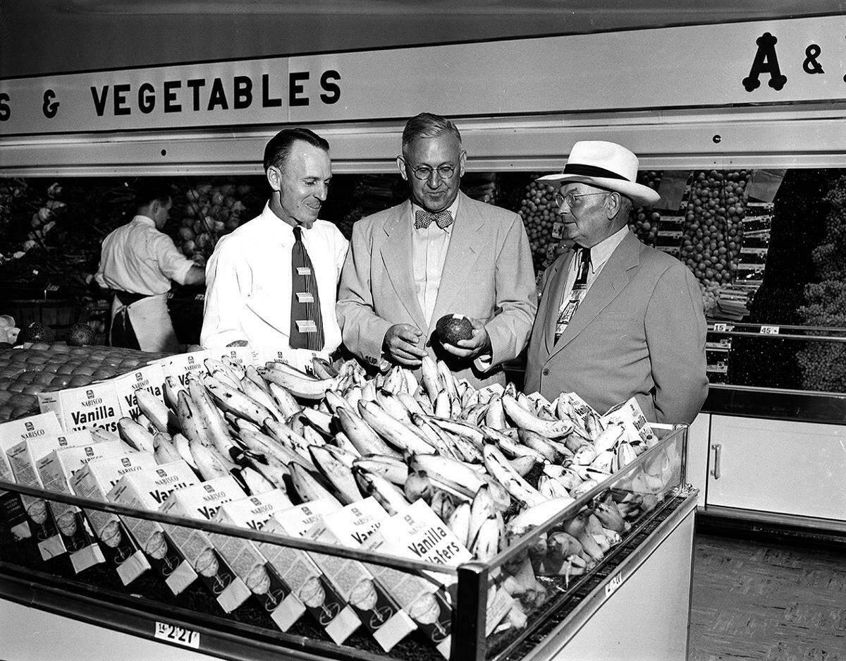 July 12, 1950: R.M. Smith, center, president of the A&P southern division, looks over operations of the new A&P supermarket, 2615 W. Berry St. With him are manager Jack Shinn, left, and O.I. Black, vice president, A&P Dallas division. R.M. Smith holds a produce on his hand. (The site today is a CVS.)