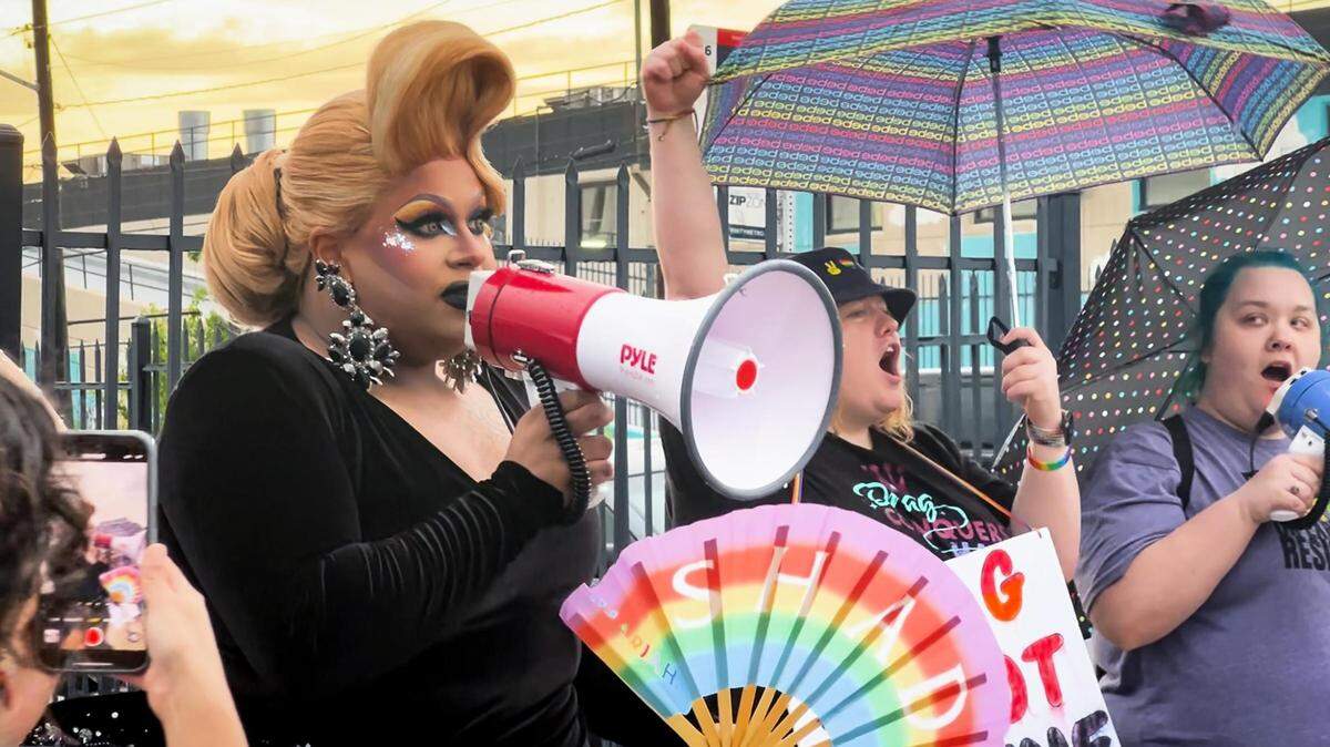 Protestas contra drag queens en Texas siembran caos: ¿Quién está detrás de ellas?