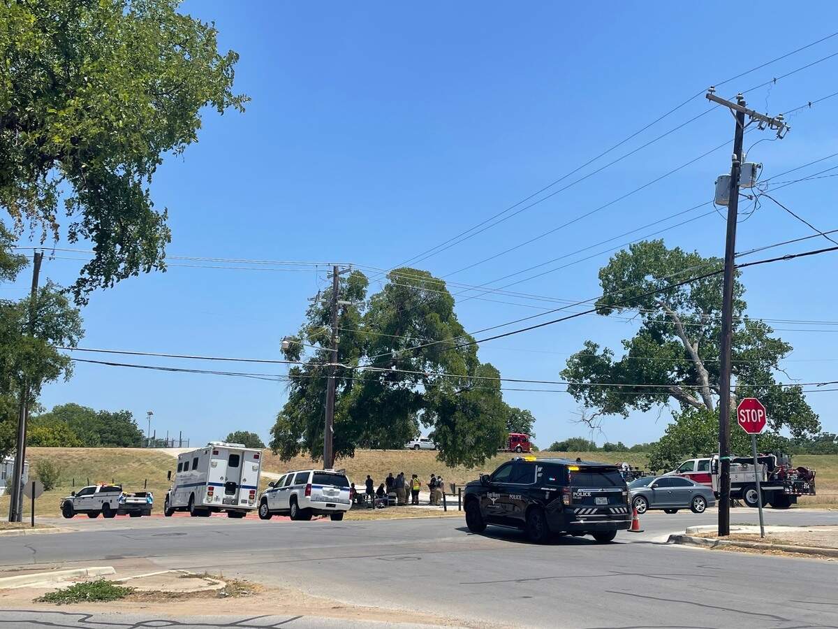 Fort Worth fire crews and police responded to a large grass fire Wednesday afternoon in the 1000 block of Isbell Road.