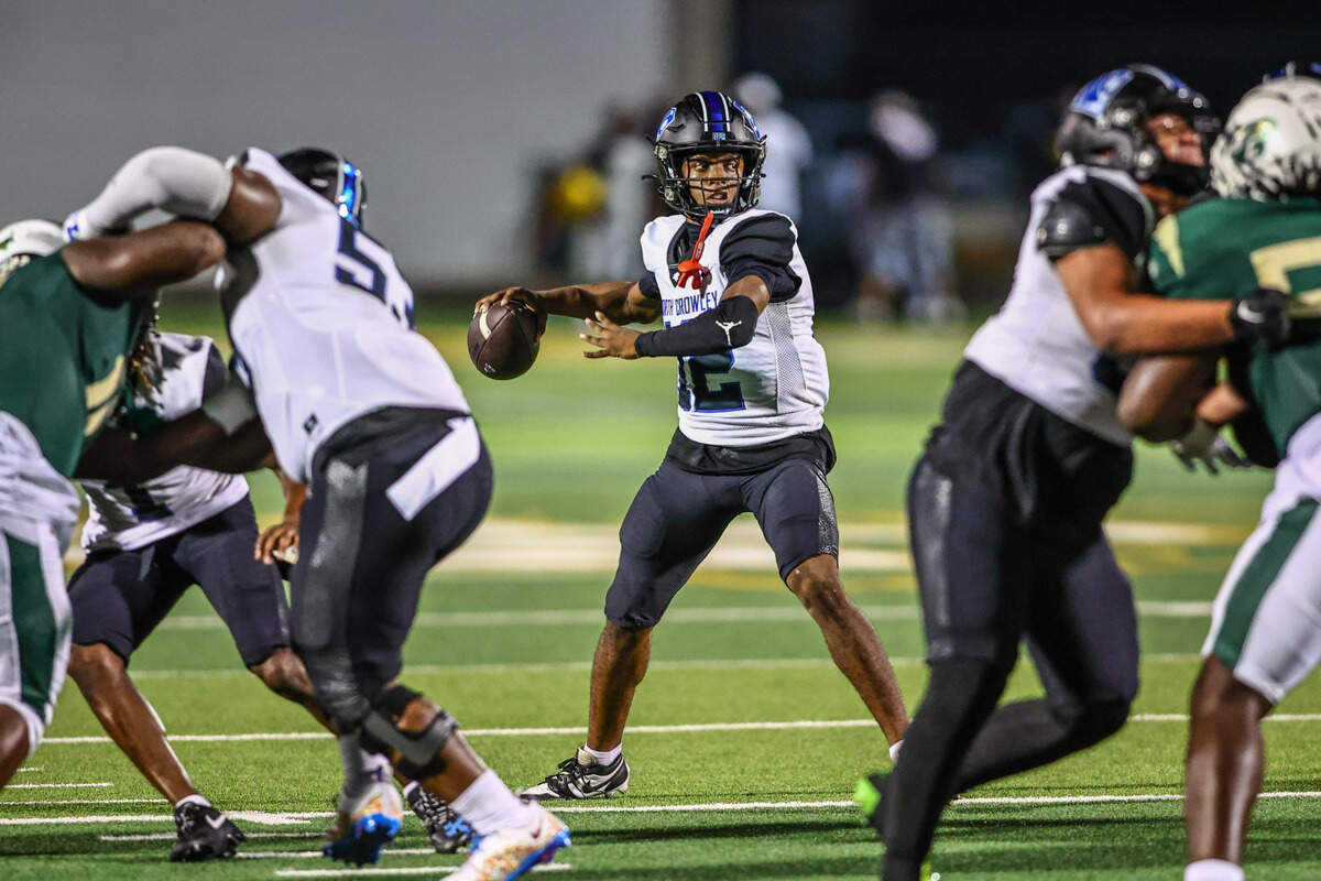 North Crowley quarterback Chris Jimerson Jr. makes a throw in Friday’s game at DeSoto on September 6, 2024.