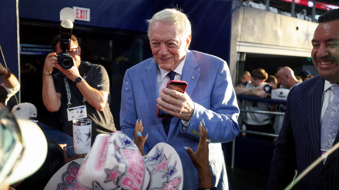 Who did Cowboys owner Jerry Jones donate over $1 million to ahead of midterms?