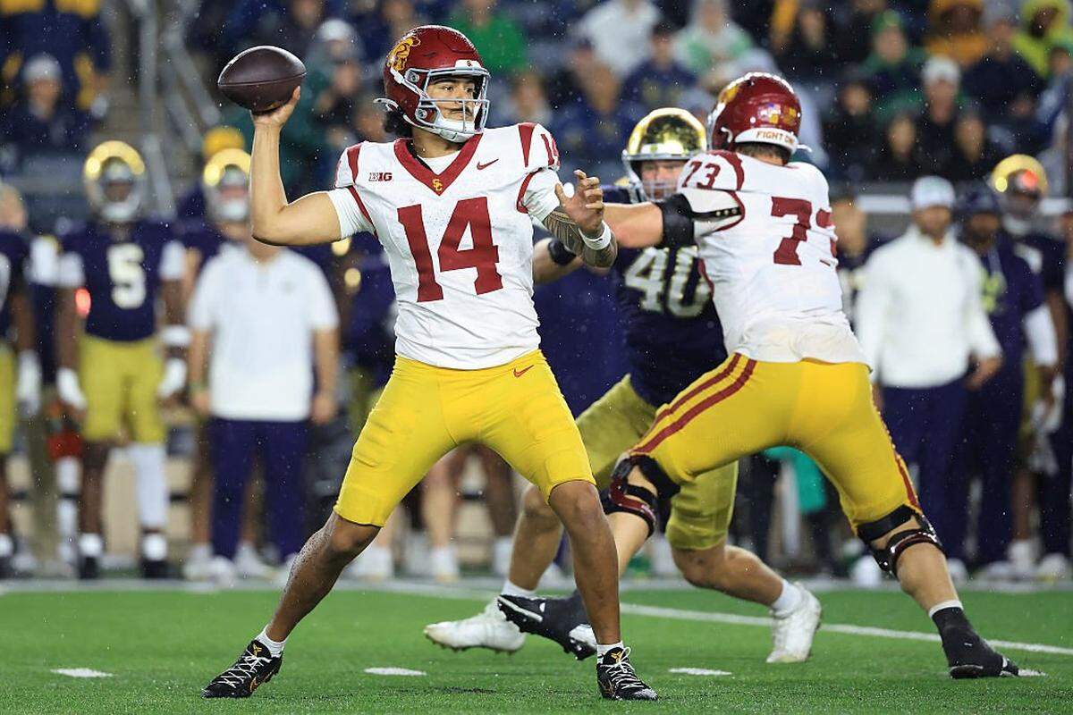 SOUTH BEND, INDIANA - OCTOBER 18: Jayden Maiava #14 of the USC Trojans throws a pass against the Notre Dame Fighting Irish at Notre Dame Stadium on October 18, 2025 in South Bend, Indiana. (Photo by Justin Casterline/Getty Images)